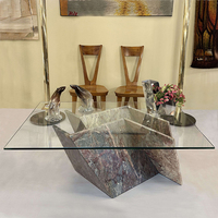 Table basse en marbre à emboîtement angulaire Dream Home, plateau en verre plat, cadre en marbre sculptural unique
