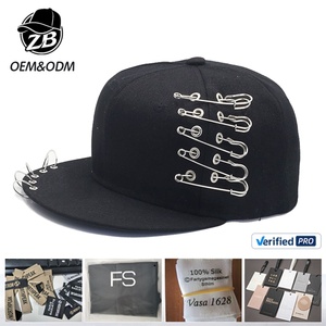 Casquette de baseball personnalisée style punk rock avec anneau métallique, épingles de sûreté gothiques et piercings – Gorras Snapback Personnalisées - Product Image 1