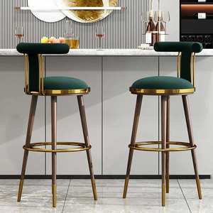 Tabourets <span class=keywords><strong>de</strong></span> <span class=keywords><strong>bar</strong></span> italiens élégants <span class=keywords><strong>de</strong></span> luxe en métal doré et velours <span class=keywords><strong>Chaise</strong></span> italienne élégante <span class=keywords><strong>de</strong></span> luxe en acier pour la maison avec îlot <span class=keywords><strong>de</strong></span> cuisine <span class=keywords><strong>Acheter</strong></span> italien - Product Image 2