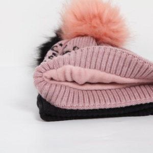 Gorro de Invierno Tejido de Moda, con Logotipo Personalizado, Grueso, con Protección para las Orejas, con Pompón - Product Image 6