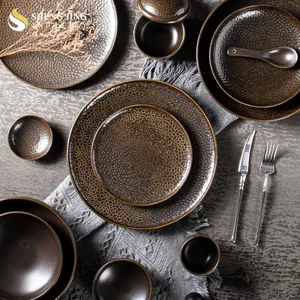 Vente en gros de vaisselle en céramique marron foncé Japandi service de table rustique en porcelaine mouchetée pour restaurant plats et assiettes de traiteur