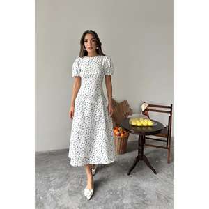 Vestido satinado con estampado floral azul, corte evasé, cuello redondo, cintura natural, lavable. - Product Image 4