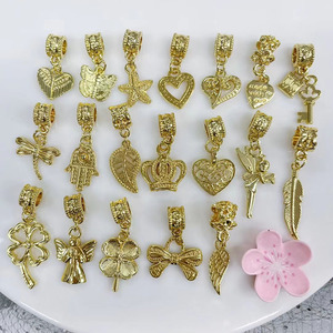 JS1785 Dainty placcato in oro Hamsa a mano forma di farfalla cuore angelo fata ala chiave e blocco corona fiocco ciondoli ciondoli pendenti - Product Image 1
