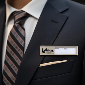 Badge con nome in metallo a forma personalizzata con codice QR inciso per i pass di sicurezza degli eventi - Product Image 3