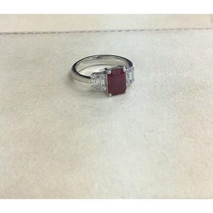 Anillo de Rubí Jewelspaark con Tres Piedras, Oro Blanco de 14K, Corte Esmeralda con Diamantes Baguette, Estilo Compromiso, Joyería Fina para Mujer - Product Image 3