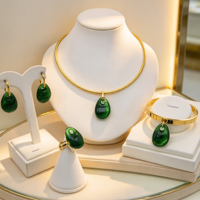 Ensemble de bijoux quatre pièces en résine couleur unie, comprenant un pendentif goutte d'eau, un collier ras-du-cou serpent lisse, des boucles d'oreilles, une bague et un bracelet