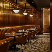 Meubles de restaurant sur mesure Ron Group, table carrée en bois, ensemble de chaises brunes, sièges en cuir