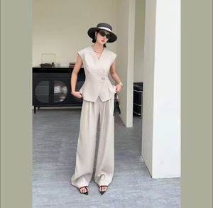 Traje de dos piezas para mujer, con chaleco sin mangas y pantalones de pierna ancha, forrado para mayor comodidad y diseñado con estilo. - Product Image 3