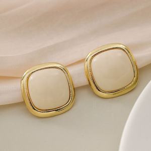 Boucles d'oreilles clous rétro en alliage de zinc plaqué or style perle pour femme, boucles d'oreilles Maillard en résine géométrique simple de qualité supérieure, style français - Product Image 4