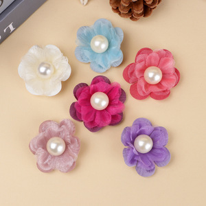 Pinzas para el Cabello con Flores de Perlas y Malla de Camelia de 5 cm, Hechas a Mano para Uso Diario - Product Image 1