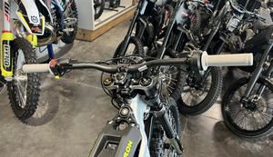 Moto tout-terrain électrique Surron Light Bee X Silver, cadre en aluminium forgé, 75 km/h, couple élevé, moto de trail enduro - Product Image 6