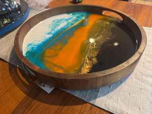 Bandeja de Madera Artesanal con Detalles Artísticos de Resina que Ofrece un Método Sofisticado para Servir Alimentos y Bebidas - Product Image 2