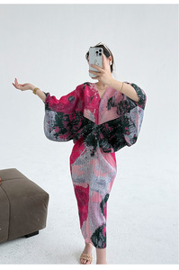 <span class=keywords><strong>Abito</strong></span> <span class=keywords><strong>Lungo</strong></span> Plissettato Miyake da Donna <span class=keywords><strong>con</strong></span> <span class=keywords><strong>Maniche</strong></span> <span class=keywords><strong>a</strong></span> <span class=keywords><strong>Pipistrello</strong></span> e Colore Sfumato, Vestito Casual Modesto Stampato per Donne - Product Image 2