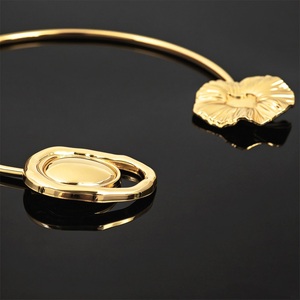 Conector de Hebilla Floral Dorado con Diseño de Hoja, Metalizado y Duradero - Product Image 2