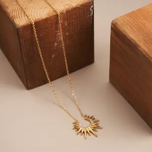 Colar de aço inoxidável banhado a ouro 18K Geométrico pingente de estrela de sol pingente para presente feminino P243431