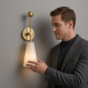 Lámpara de Pared Moderna de Latón con Pantalla de Alabastro, Diseño Geométrico, para Interiores y Entradas - Product Image 1