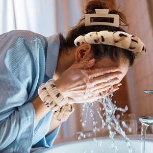 مجموعة ترويجية للعناية ببشرة الوجه سوار معصم مخملي سبا عصابة رأس فهد - Product Image 2