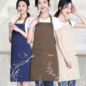 Tablier en coton imperméable, tendance et abordable, pour le nettoyage quotidien, la cuisine et la restauration, avec logo personnalisé imprimé, idéal pour le travail. - Product Image 1