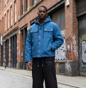 เสื้อแจ็คเก็ตผ้าแคนวาสสีน้ำเงินสำหรับผู้ชายไซส์ใหญ่ มีฮู้ดและกระเป๋าหลายช่อง - เสื้อผ้าลำลองสไตล์สตรีทแวร์ ปรับชายเสื้อได้ ขายตรงจากโรงงาน - Product Image 2