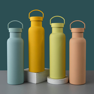 Bouteille d'eau sport en acier inoxydable de 600 ml avec revêtement en caoutchouc et logo personnalisé, gourde isotherme pour activités de plein air - Product Image 1