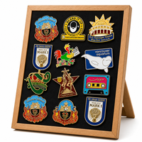Badge en métal émaillé moulé sur mesure OEM ODM, motif tête de cerf et bouclier, souvenir de club, cadeau