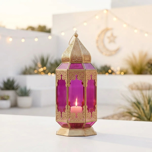Lanterne à bougie marocaine en métal doré avec verre rose pour la décoration de la maison pendant le Ramadan - Product Image 1