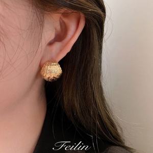 ต่างหูแบบติดหูทรงเรขาคณิตชุบทองประดับเพชรซิคอนสำหรับผู้หญิง ดีไซน์หรูหราทันสมัย คอลเลคชั่นฤดูใบไม้ร่วง-ฤดูหนาว ปี 2025 เหมาะสำหรับเป็นของขวัญ - Product Image 4