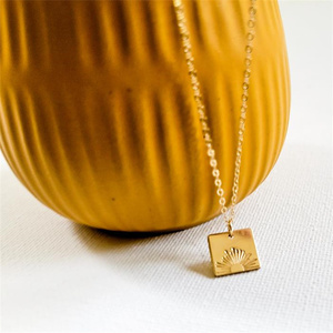 Collar con Disco de Rayos de Sol en Oro de 18k, Colgante Cuadrado con Símbolo de Amanecer y Atardecer, Joyería de Acero Inoxidable con Haz Solar - Product Image 3