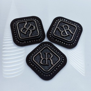 Tùy Chỉnh Thân Thiện Với Môi Kim Loại Da Các Bản Vá Lỗi 3D Laser Dập Nổi Cắt Cạnh Kim Loại Logo Đa-Hình Dạng Thời Trang Nhãn Túi Quần Áo Hàng May Mặc - Product Image 2