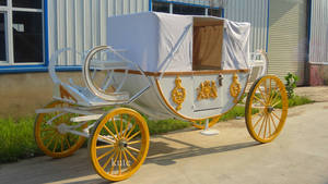 Trouvez une calèche électrique similaire à une calèche royale de mariage pour la vente, idéale pour les visites touristiques et les transports spéciaux - Product Image 3
