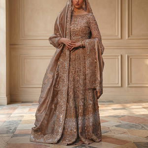Robe de mariée moderne sur mesure en mousseline de soie avec fleurs en cristal, à lacets, à franges, longue jusqu'au sol, respirante, grande taille, en vente - Product Image 3