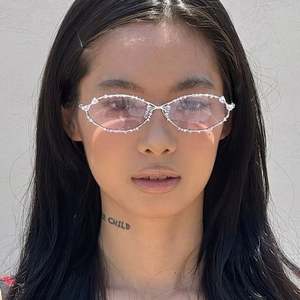 Gafas de Sol de Moda de Lujo 2025 con Logotipo Personalizado, Gafas de Sol Ovaladas de Metal con Pedrería y Protección UV400 para Mujer - Product Image 3