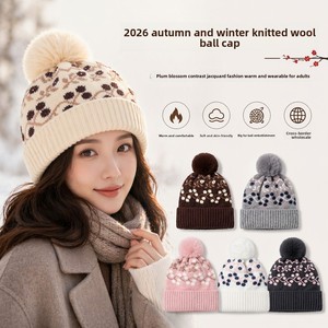 Bonnet <span class=keywords><strong>en</strong></span> fausse <span class=keywords><strong>fourrure</strong></span> jacquard tricoté motif fleur de prunier color-block avec <span class=keywords><strong>pompon</strong></span>, export transfrontalier Europe/États-Unis, collection automne/hiver 2026 - Product Image 2