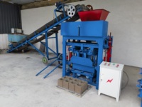 Usine de fabrication de briques en béton mobile complète, machine automatique de formage par vibration avec plateau et chariot