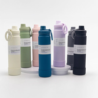 Bouteille d'eau de sport isolée en acier inoxydable de 750 ml, peinture en caoutchouc doux au toucher, noire, 24 oz, avec couvercle porte-téléphone magnétique