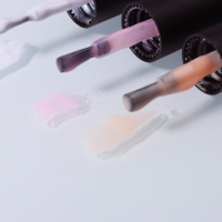 Base de constructeur en caoutchouc nu Vernis à ongles en gel UV Marque privée Couleur personnalisée Flocons de feuille d'or brillante Base en caoutchouc Vernis à ongles en gel Couche de base