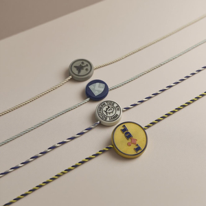 Cordón de Plástico Ecológico de Alta Calidad para Etiquetas Colgantes con Logotipo en Relieve para Prendas, Zapatos y Bolsos - Product Image 1