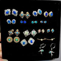 SubtleGlam Boucles d'oreilles clous en argent sterling plaqué or avec opale violette naturelle australienne, petit cabochon d'opale, cadeau tendance