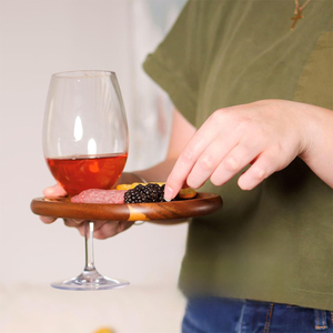 Plateau en bois d'acacia pour verres à vin, coupes à champagne et assiettes à steak, idéal pour les dîners et les apéritifs en extérieur - Product Image 2