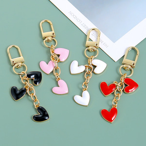 Lote de llaveros de metal vintage con forma de corazón, personalizados con logo, impresión tipográfica, para mujer, como amuleto para bolso, recuerdo de fiesta o regalo para damas de honor. - Product Image 1