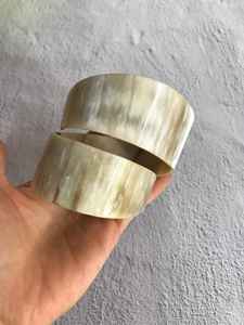 Brazaletes de cuerno de búfalo natural, joyería tallada a mano para mujeres, artesanía tradicional inspirada en la moda y un accesorio que expresa un sentido cultural. - Product Image 6
