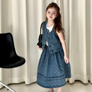 Completo Estivo Floreale in Cotone per Bambine, Set Due Pezzi con Canotta e Gonna in Denim per Età 3-8 Anni, Abbigliamento per Bambini all'Ingrosso - Product Image 1