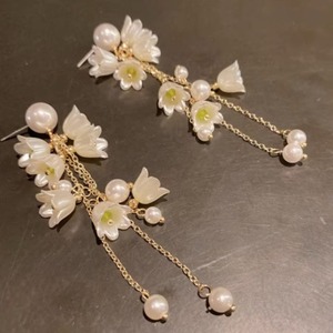 Boucles d'oreilles pendantes à longues pampilles en forme de fleur blanche, avec perles simulées, pour femmes - Product Image 2