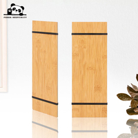 Porte-menus en bois brun naturel avec sangles, adapté pour présenter les menus
