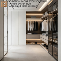 Système de rangement modulaire de luxe italien en forme de L avec portes vitrées brillantes pour dressing, armoire et penderie
