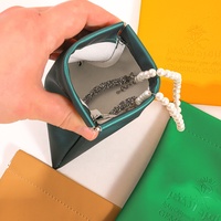 Collection de pochettes à bijoux personnalisées A1 avec logo, manches plates colorées, attaches métalliques, illustration frontale, bijoux en perles et emballage