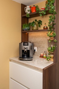 Système d'armoires de coin café sur mesure avec éclairage intégré, plateau en marbre et étagères murales pour petits espaces - Product Image 3