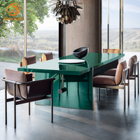 Ensemble de table à manger de luxe moderne, plateau en marbre blanc naturel, base large en métal noir à rainures, ensemble de table à manger géométrique de luxe