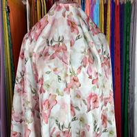 Tissu satiné de fleurs élégantes d'impression de poids moyen de polyester de haute qualité pour la robe et les pyjamas de femmes