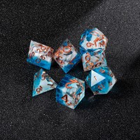 Ensemble de dés polyédriques DND 7 pièces en résine transparente bleue et blanche avec logo personnalisé, forme de hache, bordure en feuille de cuivre pour Dungeons & Dragons MTG